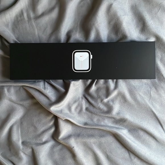 Apple Watch 6 Nike GPS + Cell - Picture 3 of 9